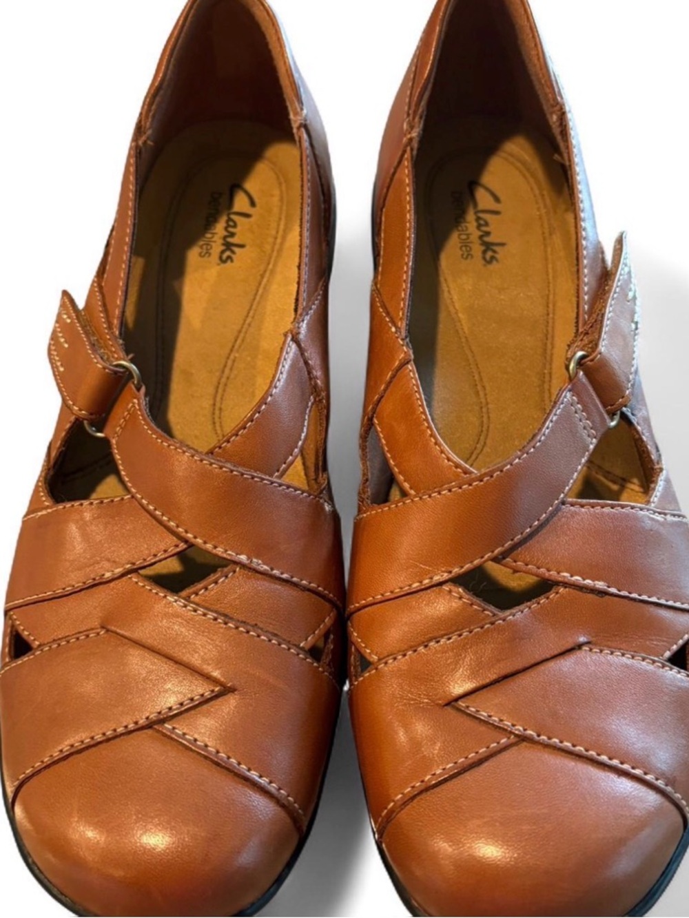 CLARKS Bendables WOMEN'S SIZE 9.5
MEDIUM TAN LEATHER SIXTY SONOMA
SHOES